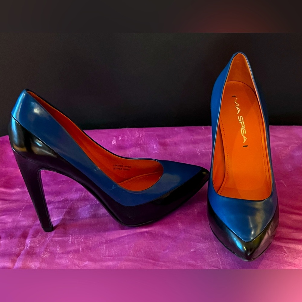 Via Spiga Black and Blue Leather Pointy Pump Size 5.5